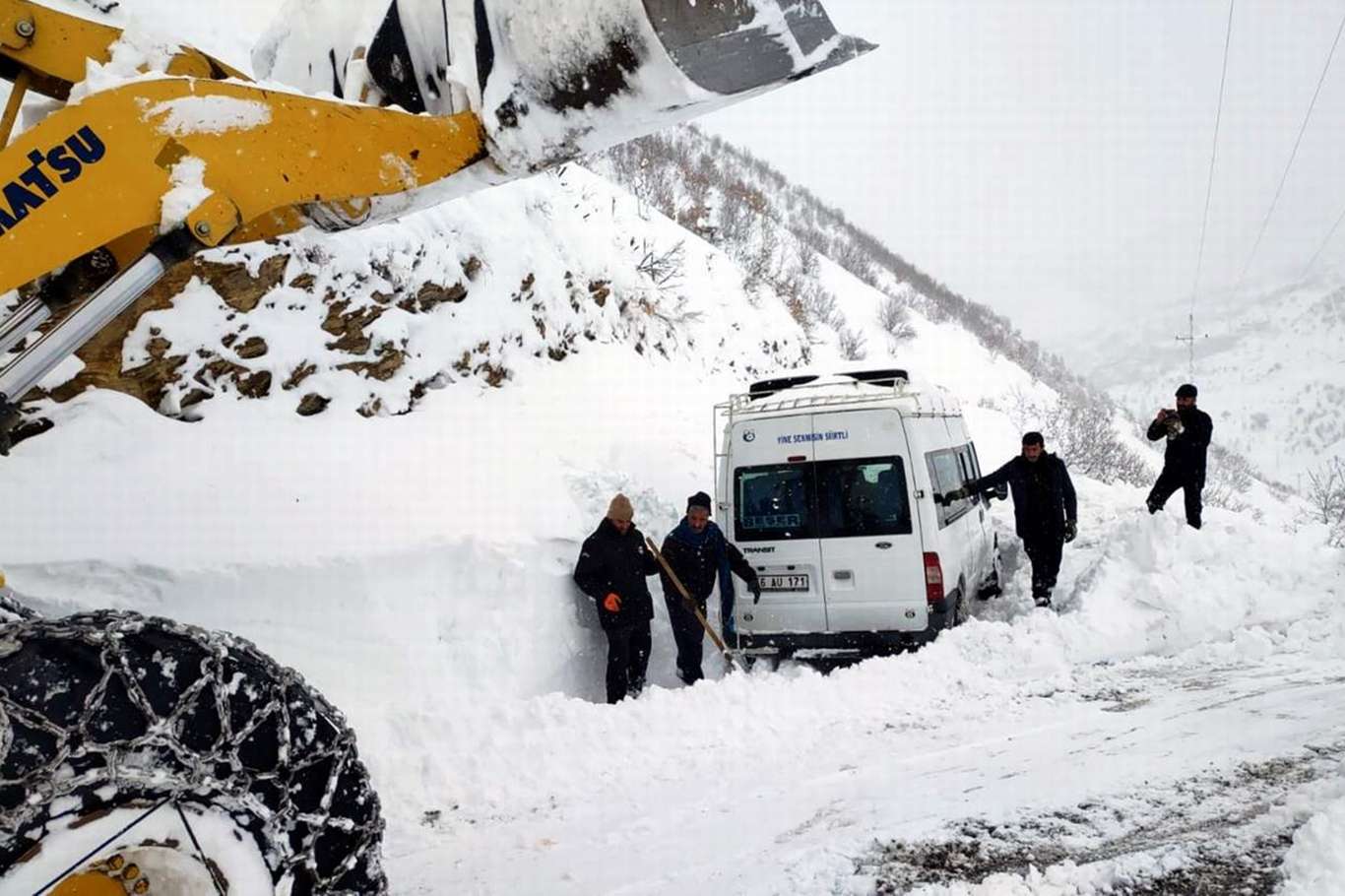 Siirt'te kar yağışı nedeniyle 64 köy yolu ulaşıma kapandı